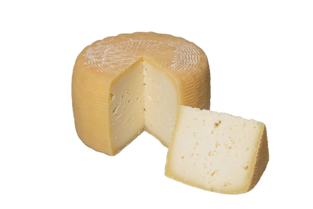 formaggio pecorino scamosciato tagliato