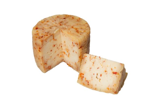 formaggio pecorino scamosciato al peperoncino tagliato