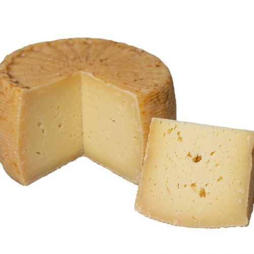 formaggio pecorino stagionato tagliato