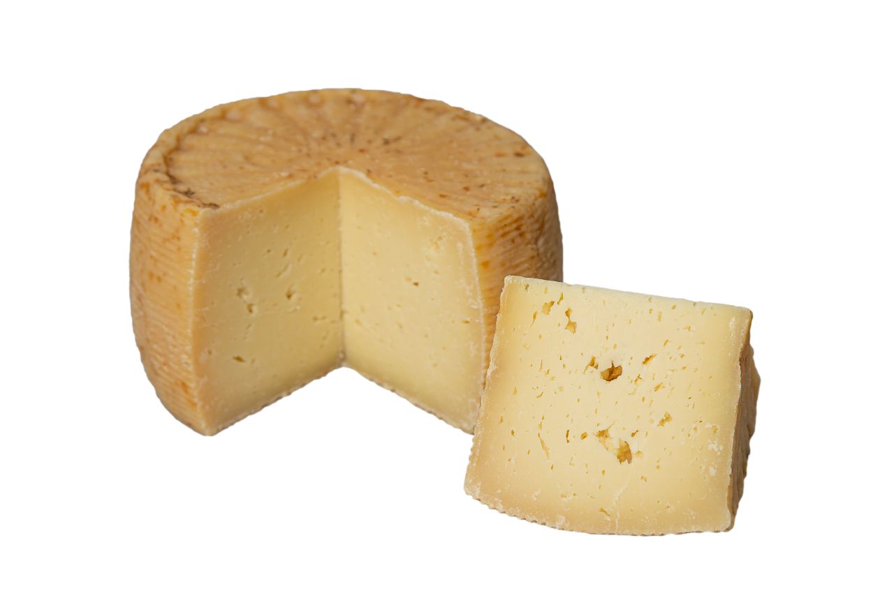 formaggio pecorino stagionato tagliato
